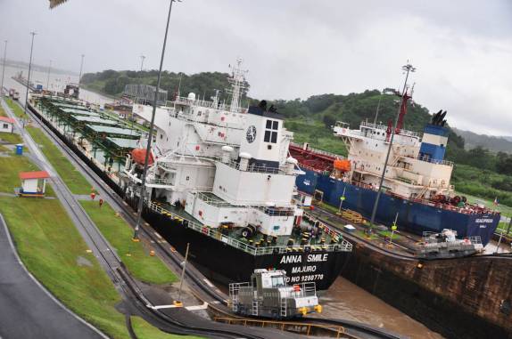 Dois enormes cargueiros preparam-se para deixar o Canal do Panamá, ao lado da capital do país, a Cidade do Panamá